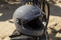 Preview: Shoei Glamster Integralhelm bassalt grau - Seitenansicht auf Motorrad